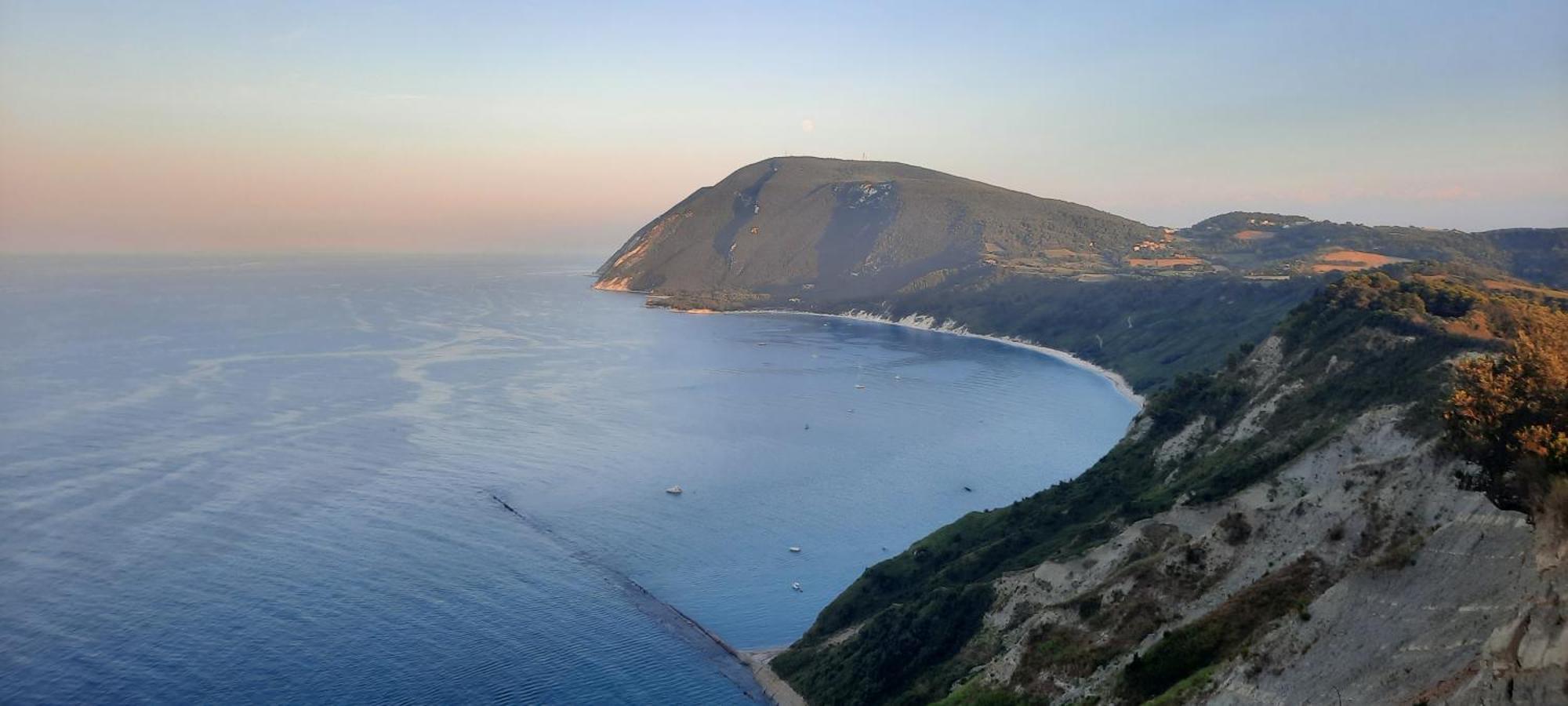 Appartamento In Contesto Esclusivo In Pieno Centro Camerano Luaran gambar